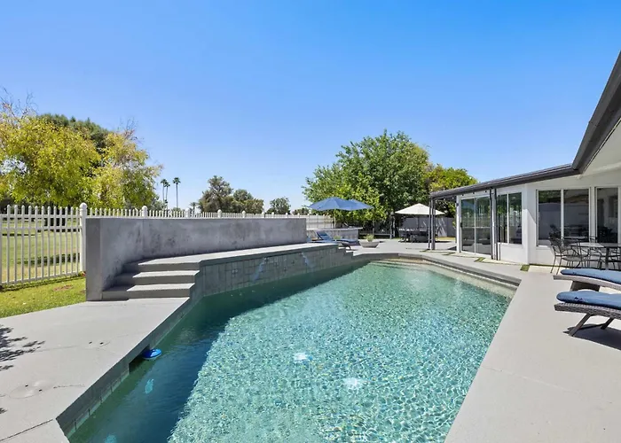 Holiday home Sanctuary On The Greens - 3-villa Retreat With Pool Phoenix