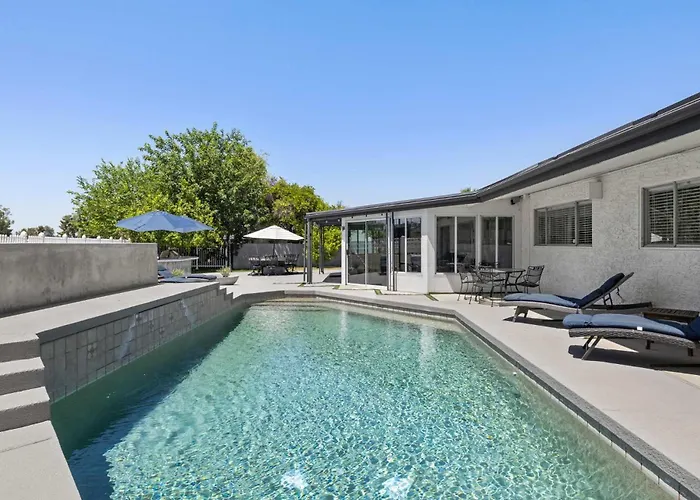 Sanctuary On The Greens - 3-villa Retreat With Pool Holiday home Phoenix