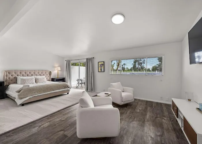Sanctuary On The Greens - 3-villa Retreat With Pool *