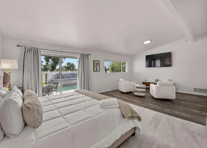 Sanctuary On The Greens - 3-villa Retreat With Pool *